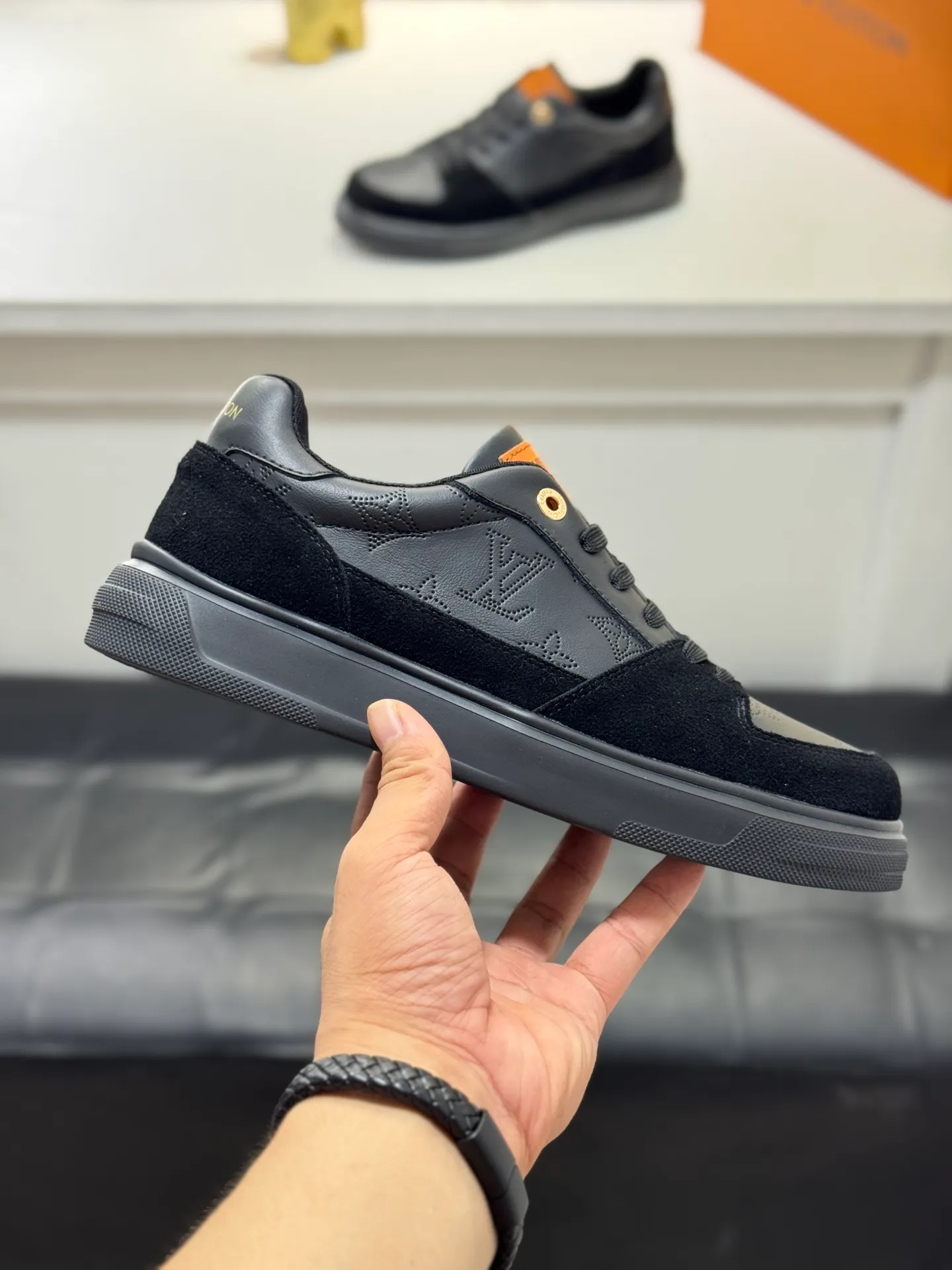 Men's shoes 💰400 [New model] 🌂🌂Top original order - Louis Vuitton®️ Trendy and fashionable yet low-key men's casual shoes, LV cowhide embossed upper, comfortable and breathable, mesh lining, original rubber outsole, 2 colors available ~ a must-have for stylish men. Size: 38-44 (45 customized